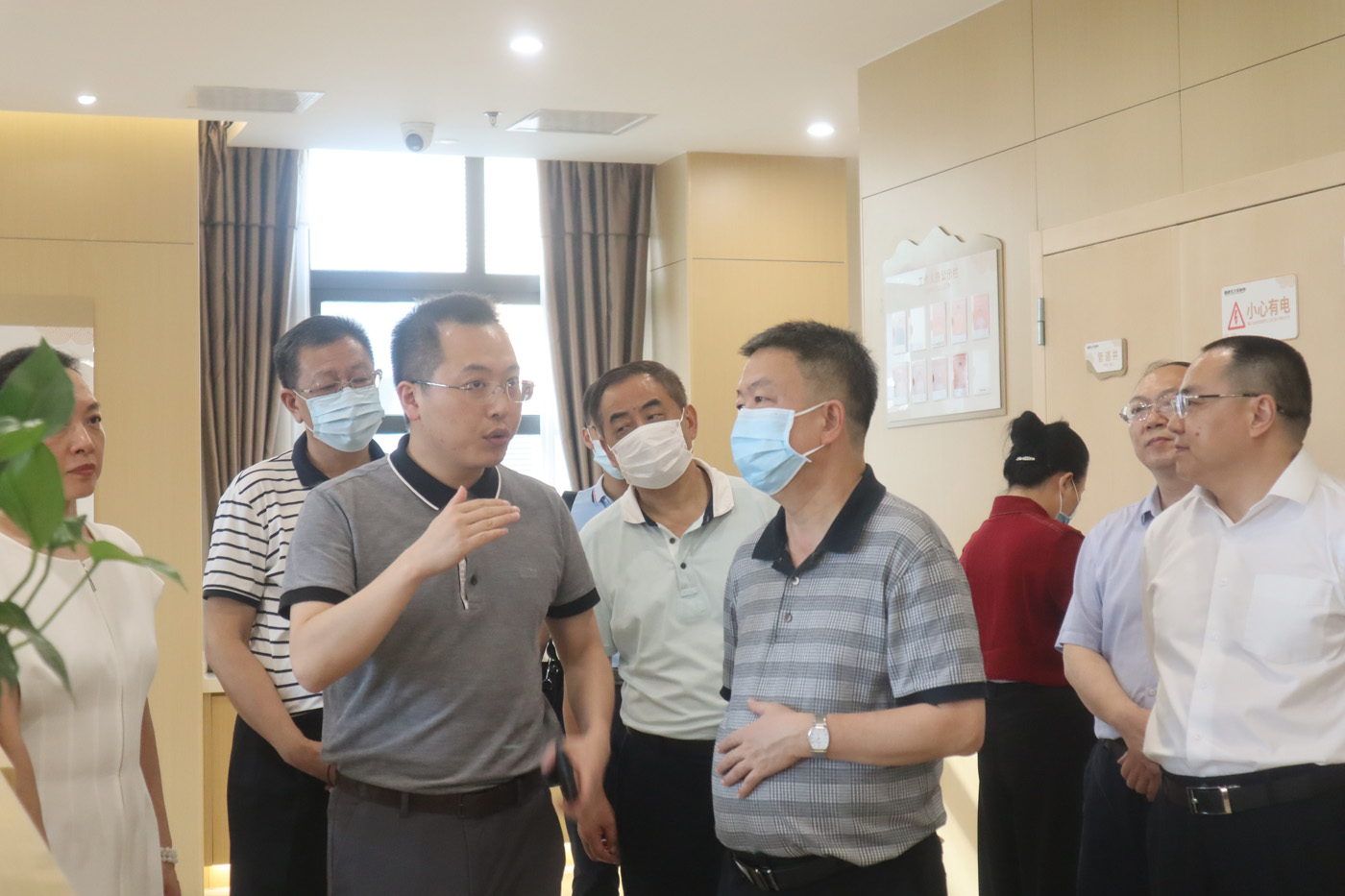 7月22日，广东省民政厅厅长卓志强等一行莅临解放碑宜康百龄帮养老服务中心调研。 